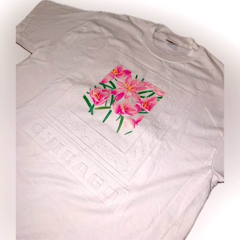 Vintage Style White Floral Embossed Frame Chicago T Shirt Delta L